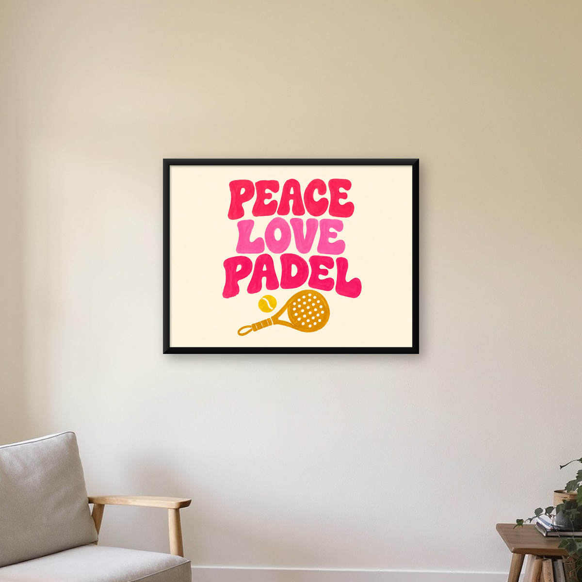 Peace Love Padel Poster – Eğlenceli Padel ve Barış Temalı Duvar Posteri — Yatay baskı, çerçeveli hâliyle bir ev duvarında