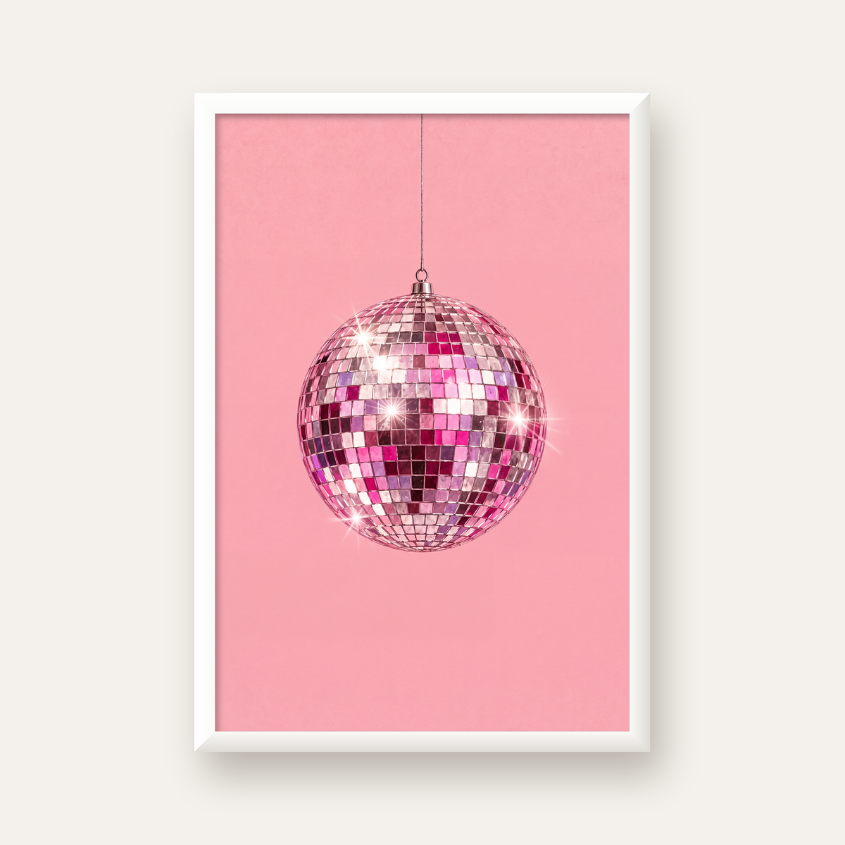 Pembe Diskokugusu Modern Minimal Poster Duvar Dekoru — beyaz çerçeveli dikey poster