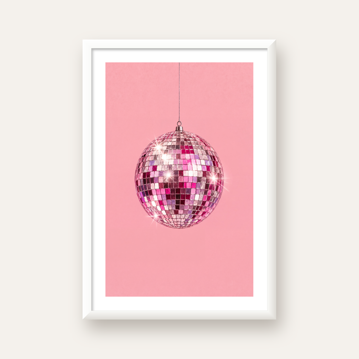 Pembe Diskokugusu Modern Minimal Poster Duvar Dekoru — beyaz çerçeveli dikey poster