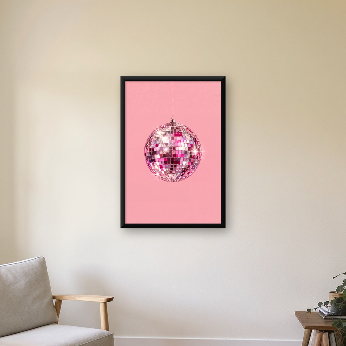 Pembe Diskokugusu Modern Minimal Poster Duvar Dekoru — çerçeveli hâliyle bir ev duvarında