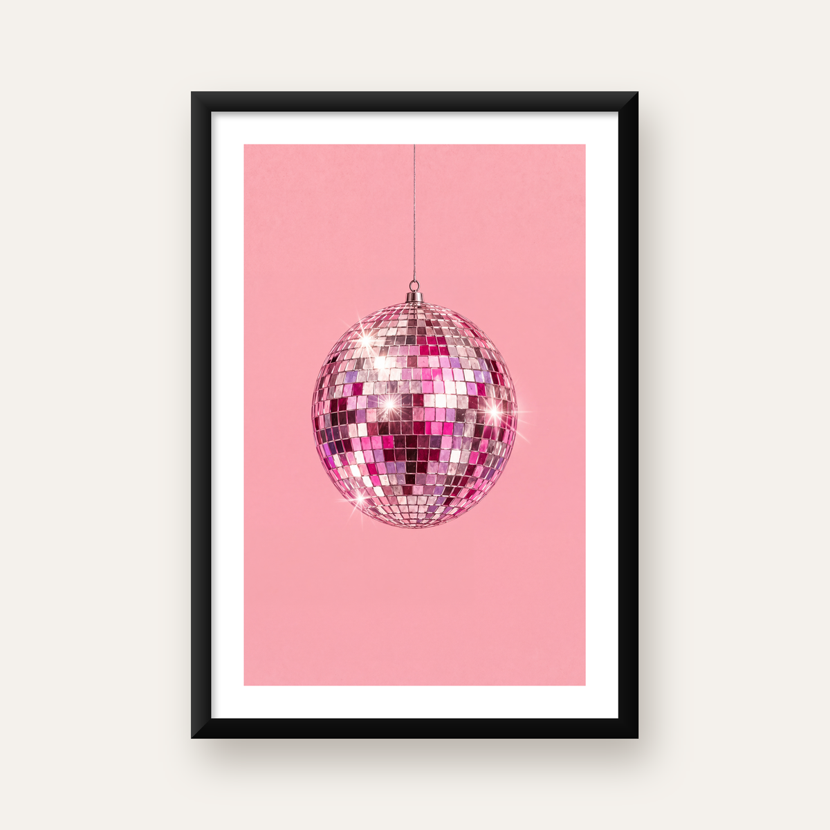 Pembe Diskokugusu Modern Minimal Poster Duvar Dekoru — beyaz paspartulu, düz siyah çerçeveli