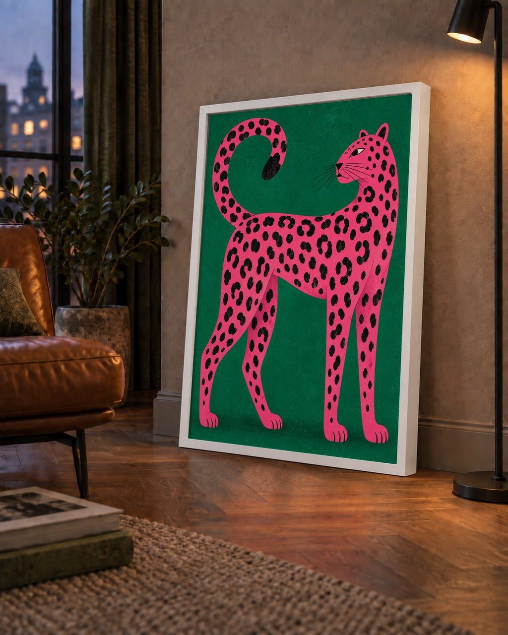 Yeşil Fonlu Pembe Leopar Modern Duvar Posteri — çerçeveli hâliyle bir ev duvarında