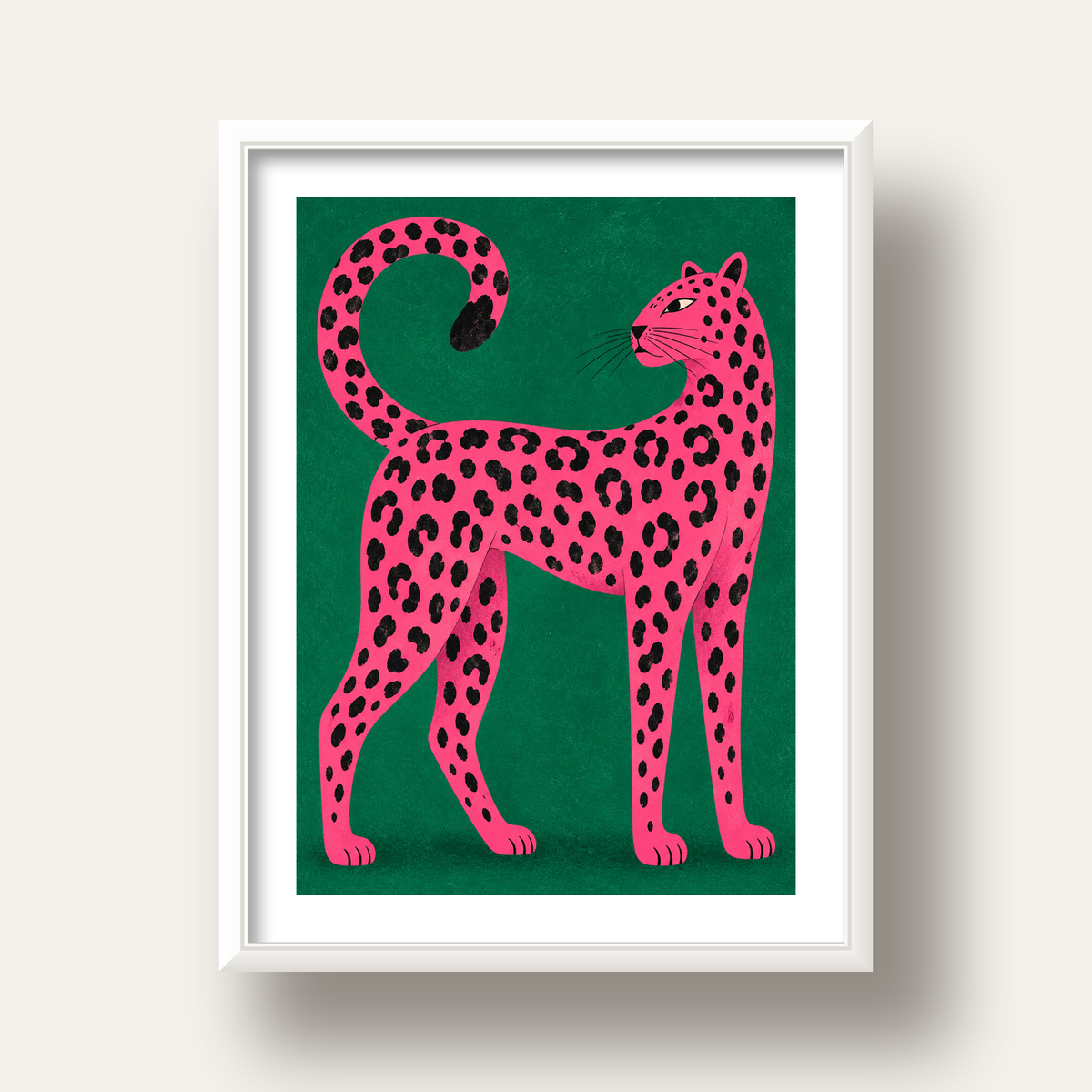 Yeşil Fonlu Pembe Leopar Modern Duvar Posteri — beyaz derin çerçeveli paspartulu