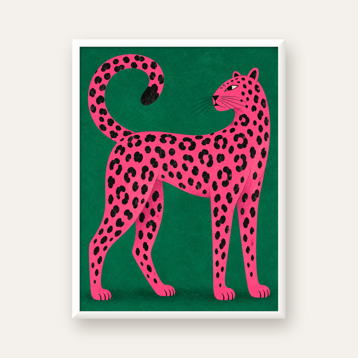 Yeşil Fonlu Pembe Leopar Modern Duvar Posteri — beyaz çerçeveli dikey poster