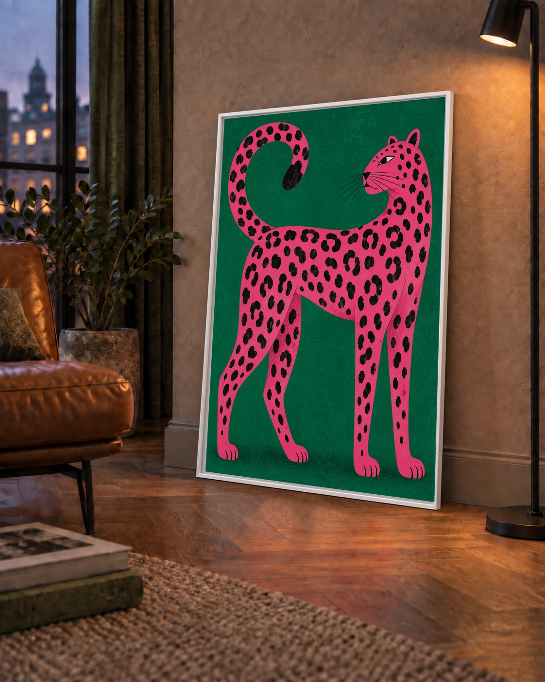 Yeşil Fonlu Pembe Leopar Modern Duvar Posteri — çerçeveli hâliyle bir ev duvarında