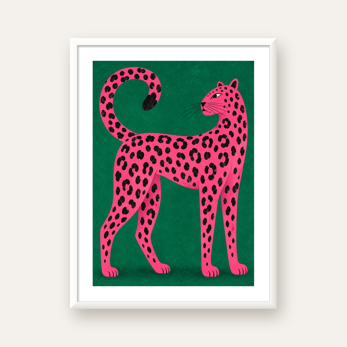 Yeşil Fonlu Pembe Leopar Modern Duvar Posteri — beyaz çerçeveli dikey poster