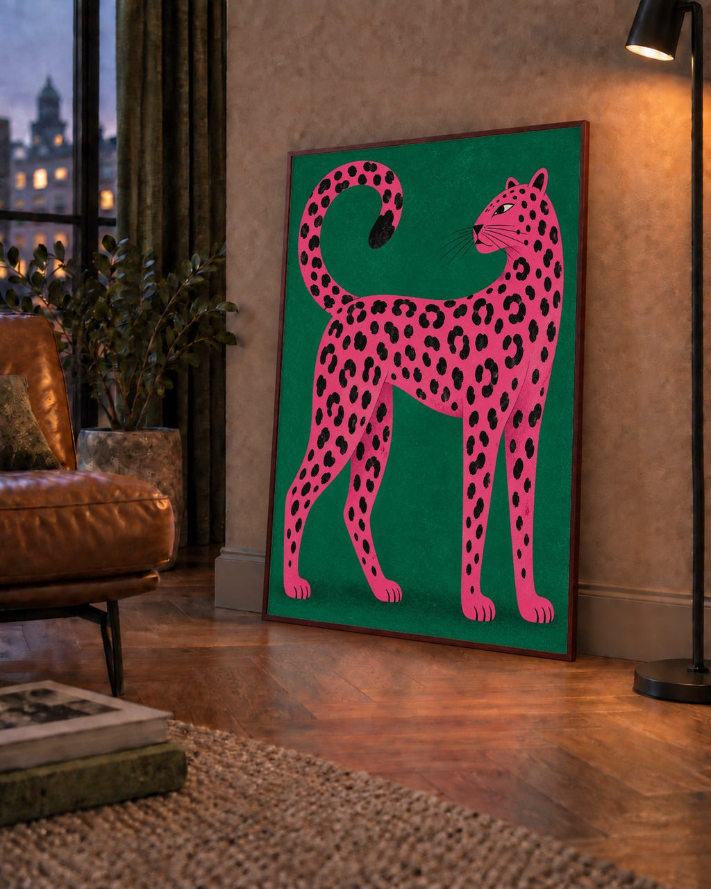 Yeşil Fonlu Pembe Leopar Modern Duvar Posteri — çerçeveli hâliyle bir ev duvarında