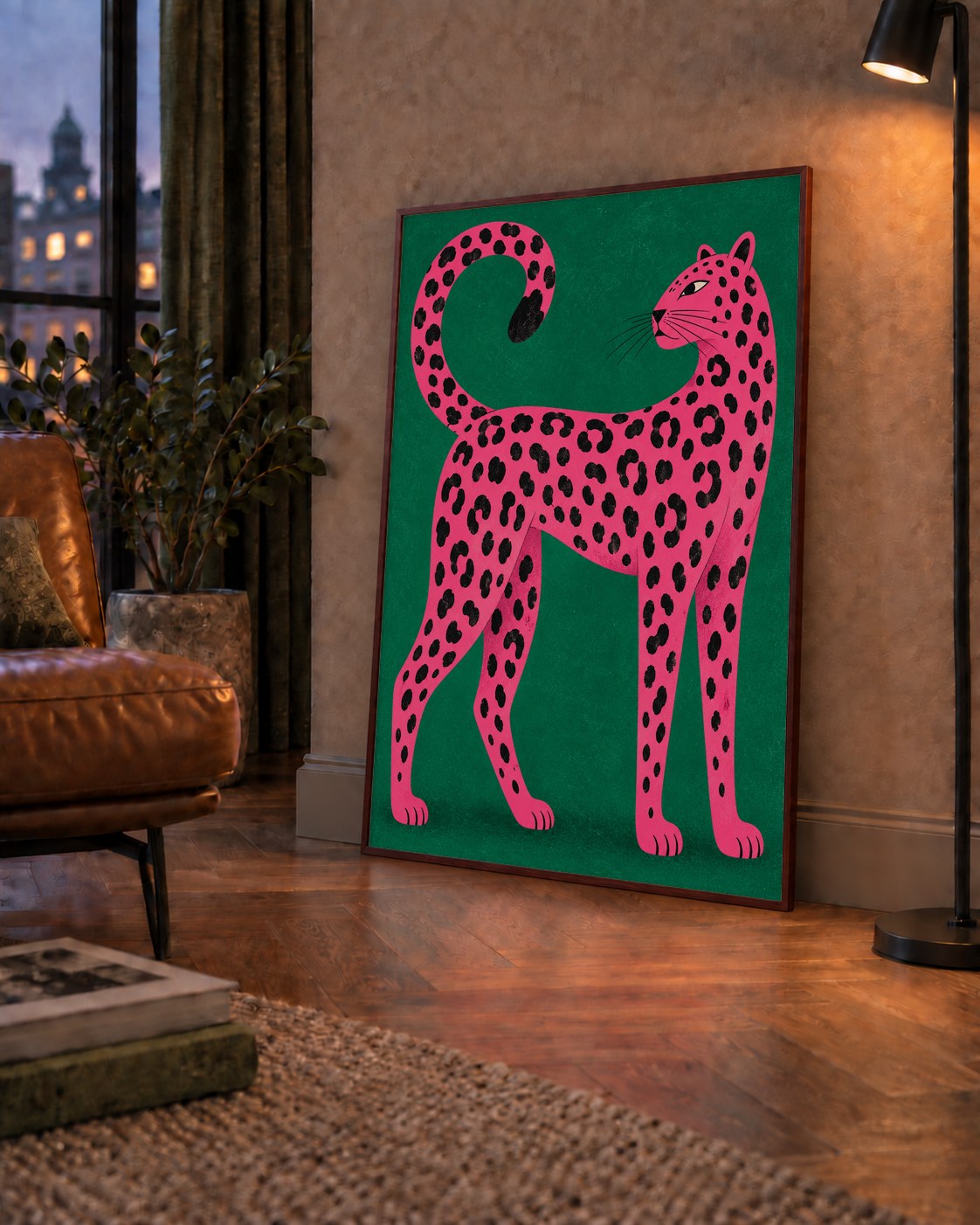 Yeşil Fonlu Pembe Leopar Modern Duvar Posteri — çerçeveli hâliyle bir ev duvarında