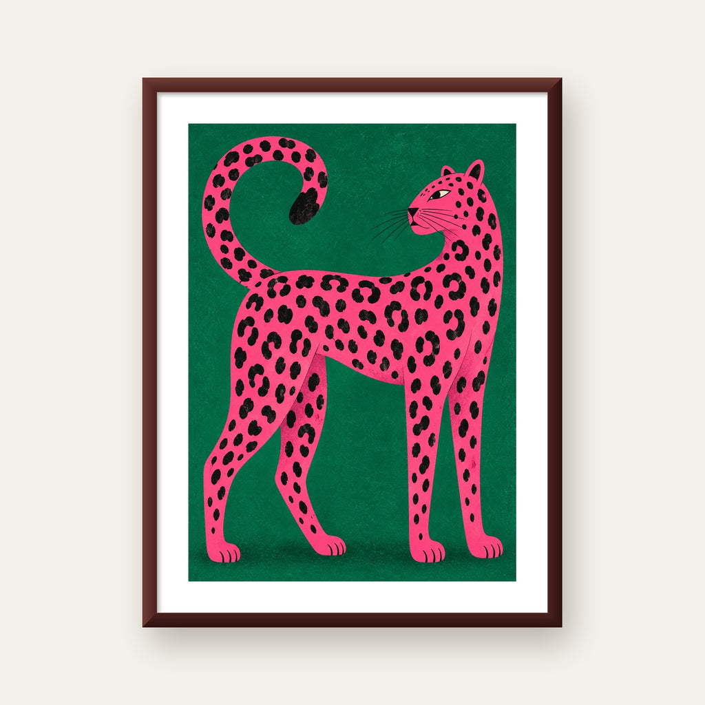 Yeşil Fonlu Pembe Leopar Modern Duvar Posteri — ceviz çerçeveli paspartulu