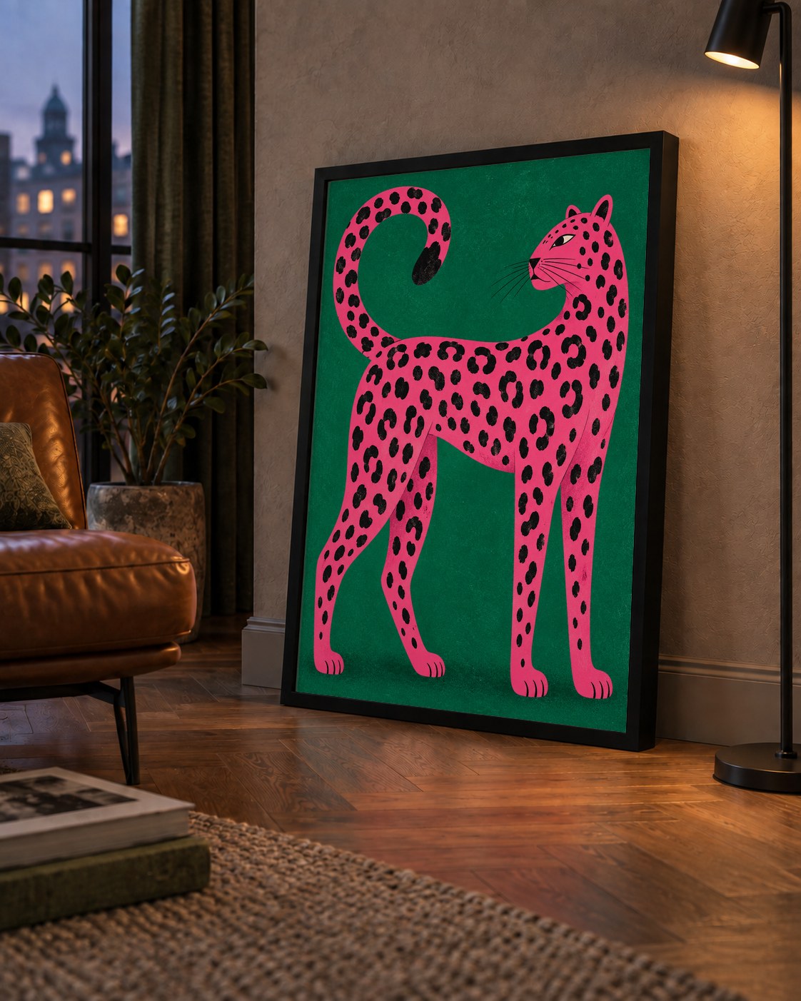 Yeşil Fonlu Pembe Leopar Modern Duvar Posteri — çerçeveli hâliyle bir ev duvarında