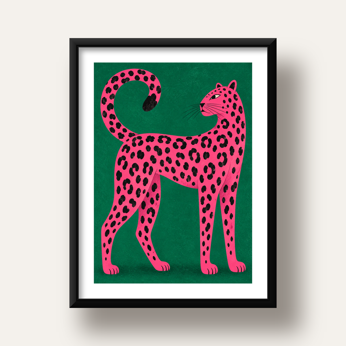 Yeşil Fonlu Pembe Leopar Modern Duvar Posteri — siyah derin çerçeveli paspartulu