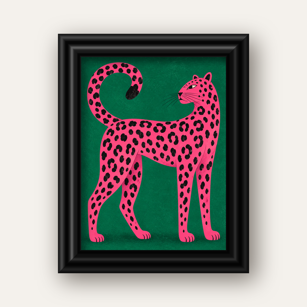 Yeşil Fonlu Pembe Leopar Modern Duvar Posteri — siyah galeri çerçeveli