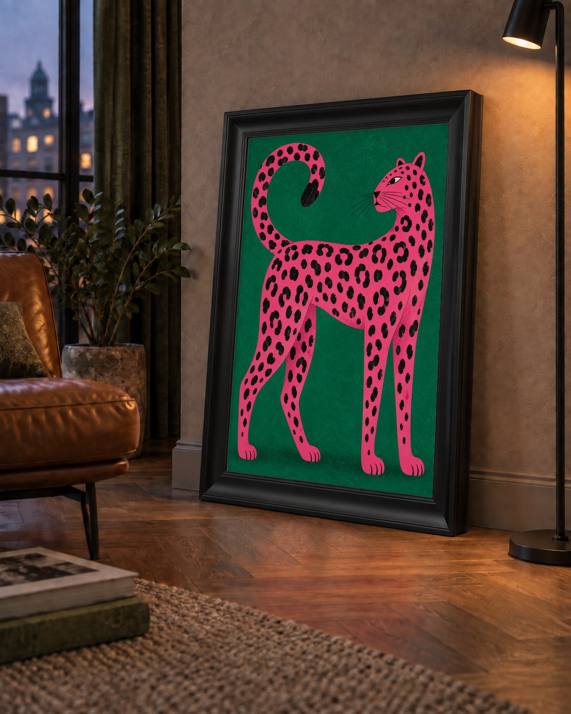 Yeşil Fonlu Pembe Leopar Modern Duvar Posteri — çerçeveli hâliyle bir ev duvarında