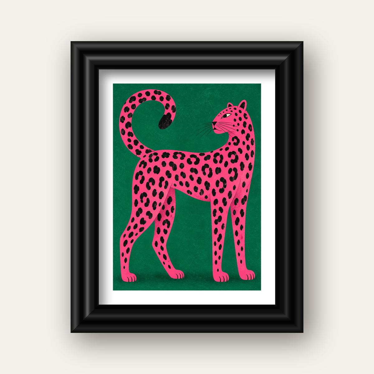 Yeşil Fonlu Pembe Leopar Modern Duvar Posteri — siyah galeri çerçeveli paspartulu