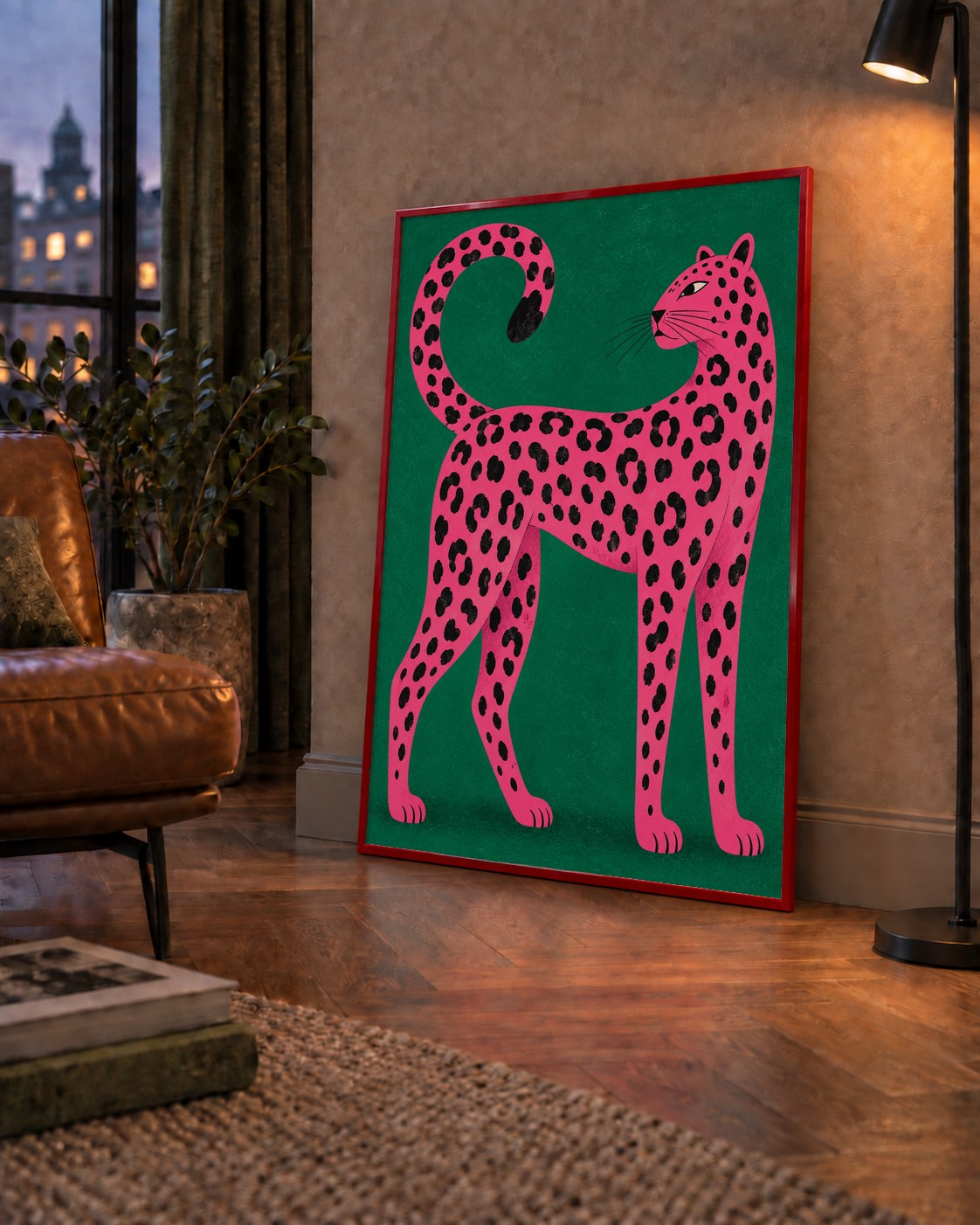 Yeşil Fonlu Pembe Leopar Modern Duvar Posteri — çerçeveli hâliyle bir ev duvarında