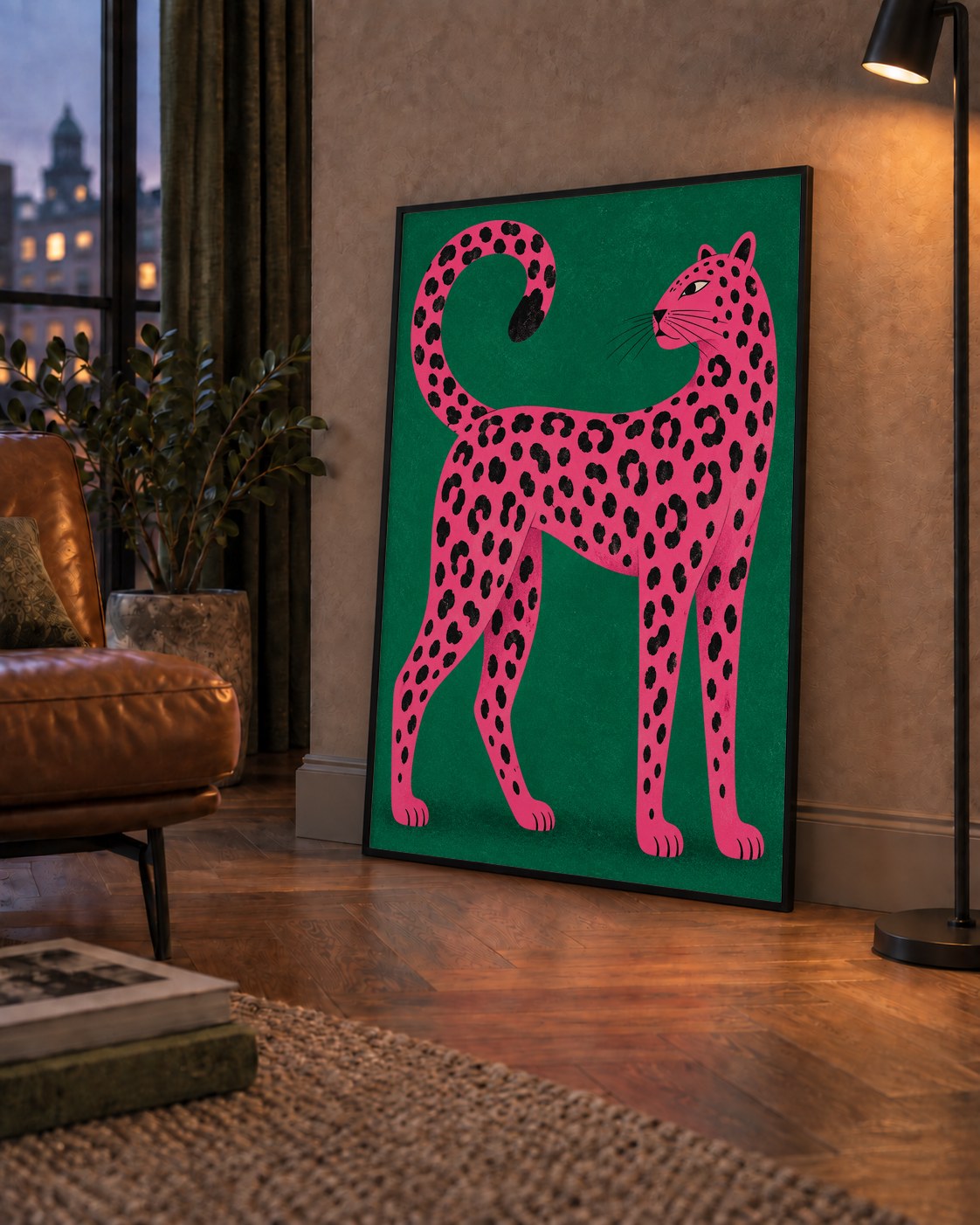 Yeşil Fonlu Pembe Leopar Modern Duvar Posteri — çerçeveli hâliyle bir ev duvarında