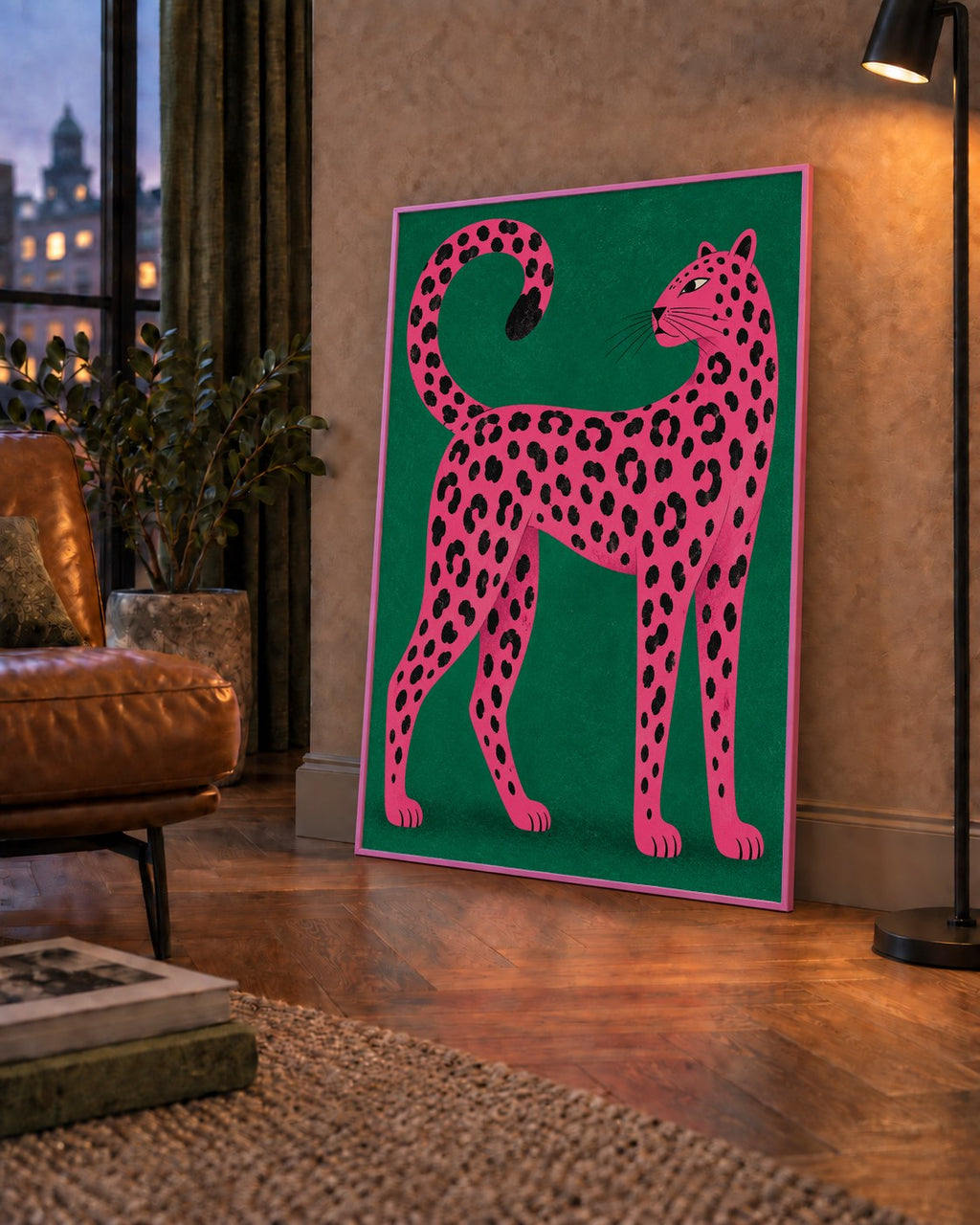 Yeşil Fonlu Pembe Leopar Modern Duvar Posteri — çerçeveli hâliyle bir ev duvarında