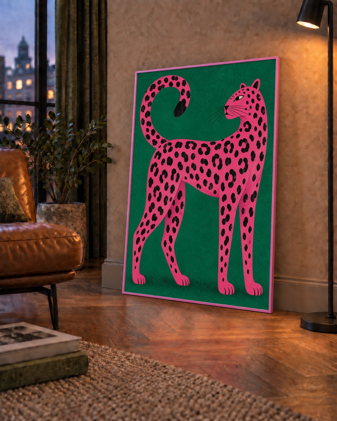 Yeşil Fonlu Pembe Leopar Modern Duvar Posteri — çerçeveli hâliyle bir ev duvarında