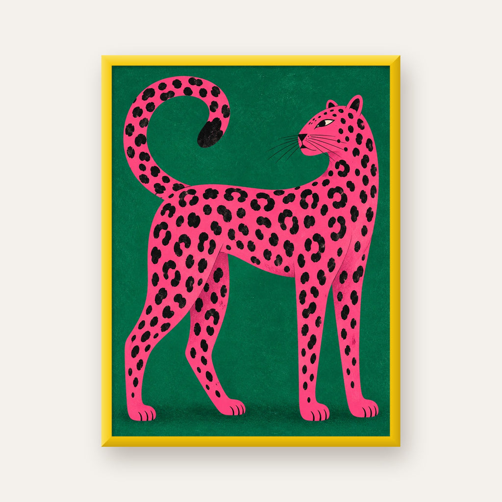 Yeşil Fonlu Pembe Leopar Modern Duvar Posteri — sarı çerçeveli