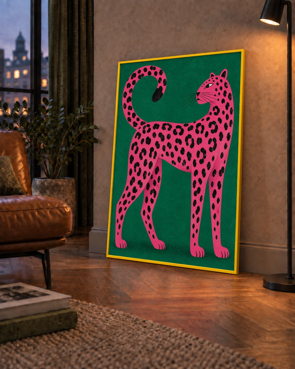 Yeşil Fonlu Pembe Leopar Modern Duvar Posteri — çerçeveli hâliyle bir ev duvarında