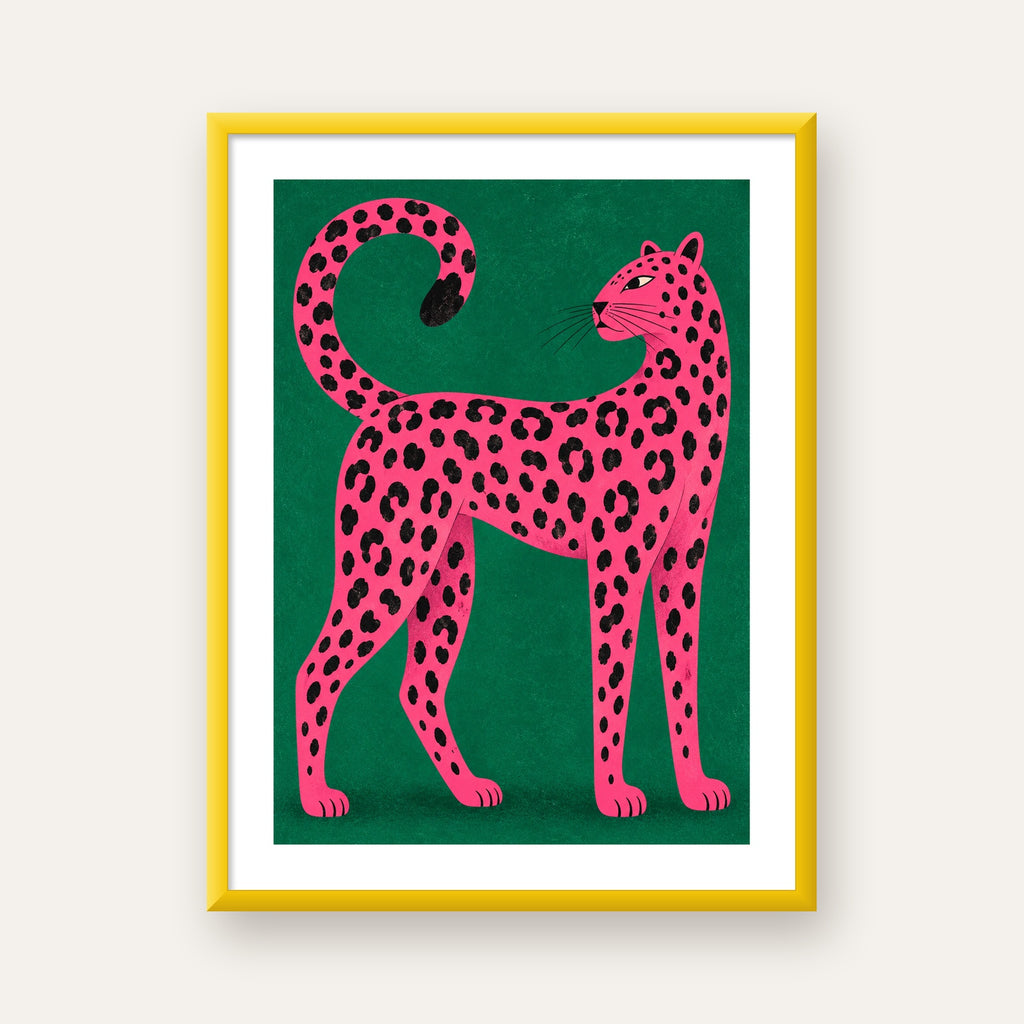 Yeşil Fonlu Pembe Leopar Modern Duvar Posteri — sarı çerçeveli paspartulu