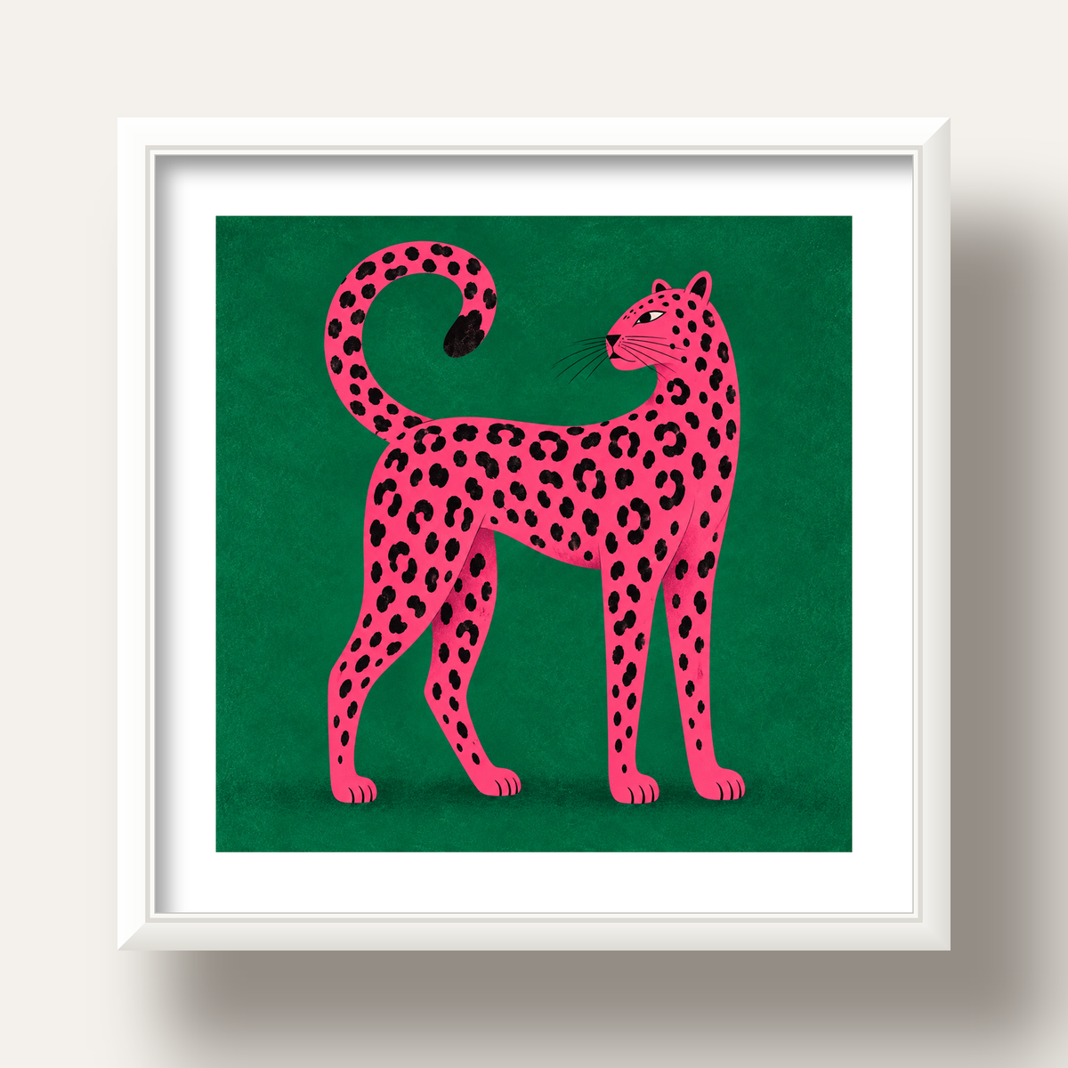 Yeşil Fonlu Pembe Leopar Modern Duvar Posteri — beyaz derin çerçeveli paspartulu