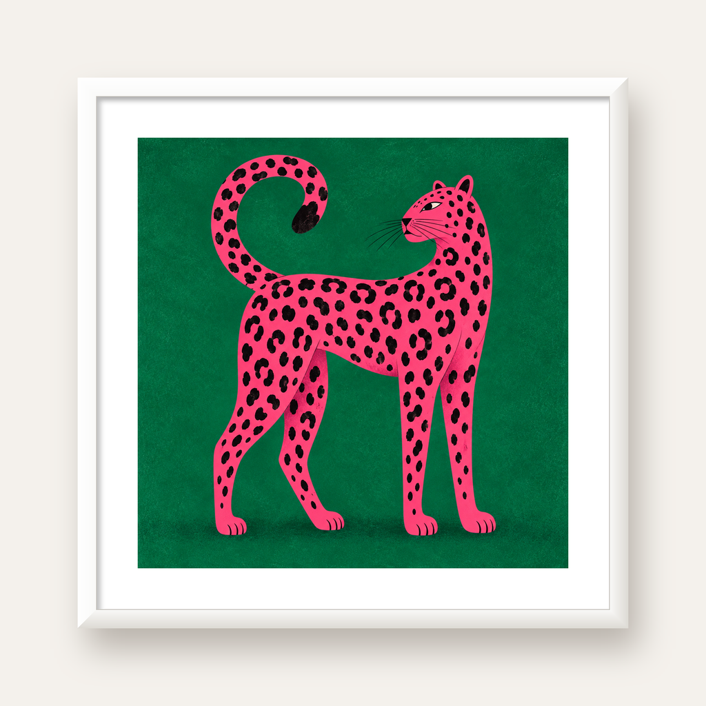 Yeşil Fonlu Pembe Leopar Modern Duvar Posteri — beyaz çerçeveli kare poster
