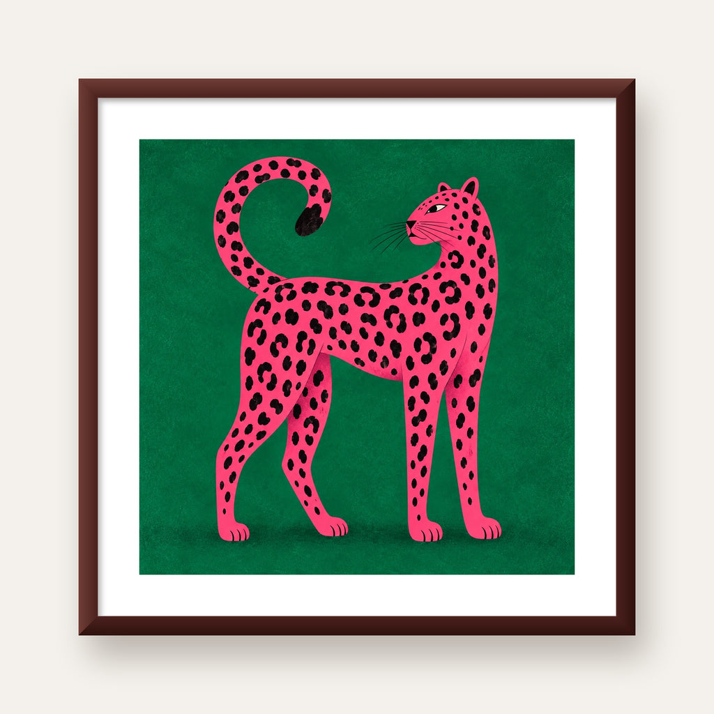 Yeşil Fonlu Pembe Leopar Modern Duvar Posteri — ceviz çerçeveli paspartulu