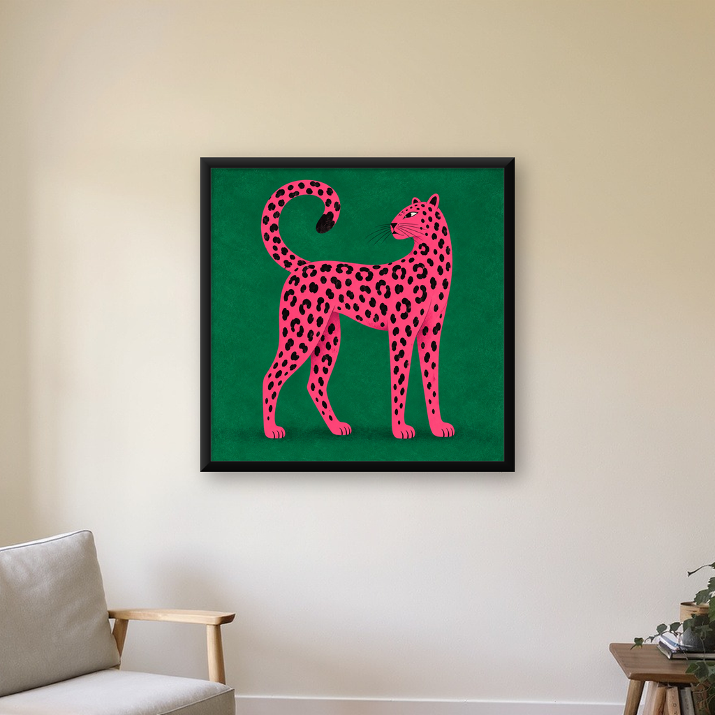 Yeşil Fonlu Pembe Leopar Modern Duvar Posteri — Kare baskı, çerçeveli hâliyle bir ev duvarında