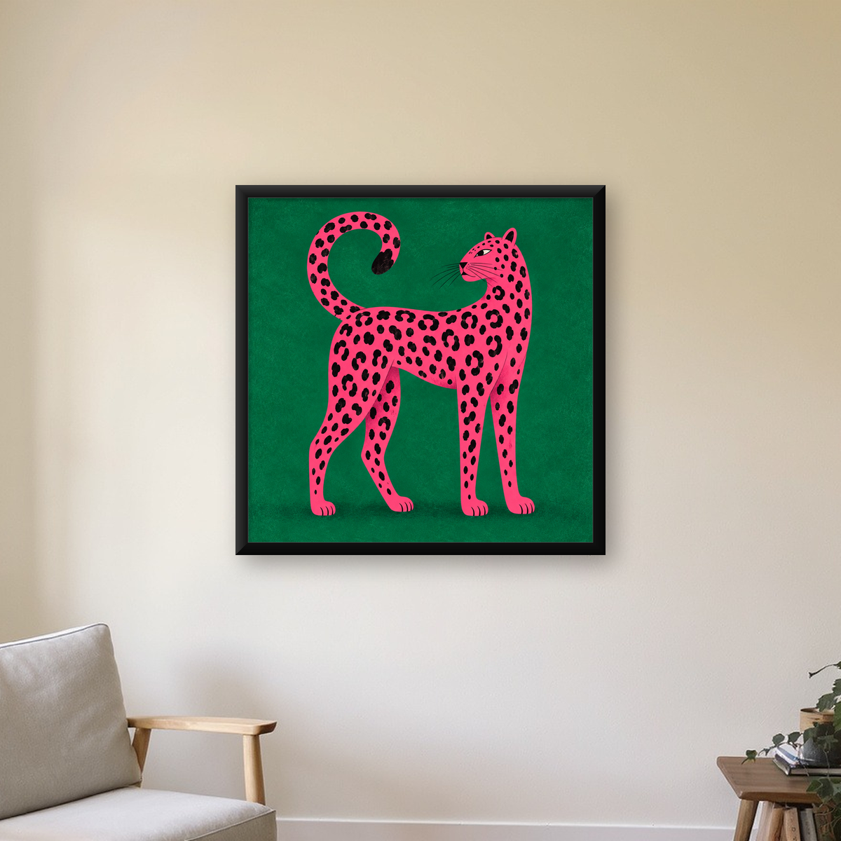 Yeşil Fonlu Pembe Leopar Modern Duvar Posteri — Kare baskı, çerçeveli hâliyle bir ev duvarında