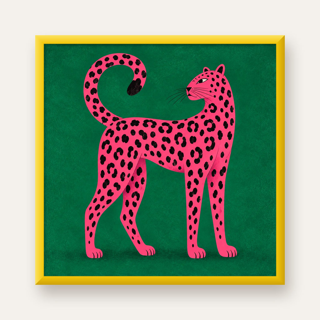 Yeşil Fonlu Pembe Leopar Modern Duvar Posteri — sarı çerçeveli