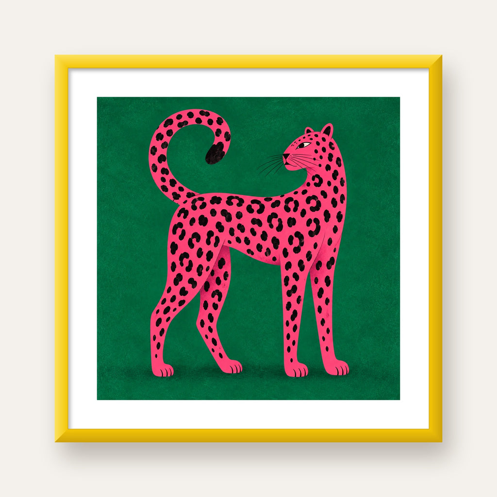 Yeşil Fonlu Pembe Leopar Modern Duvar Posteri — sarı çerçeveli paspartulu