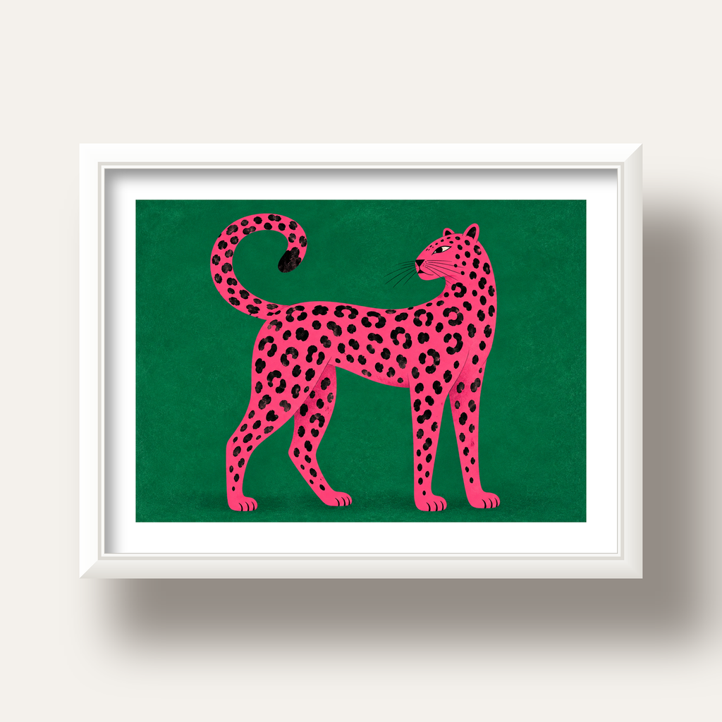 Yeşil Fonlu Pembe Leopar Modern Duvar Posteri — beyaz derin çerçeveli paspartulu
