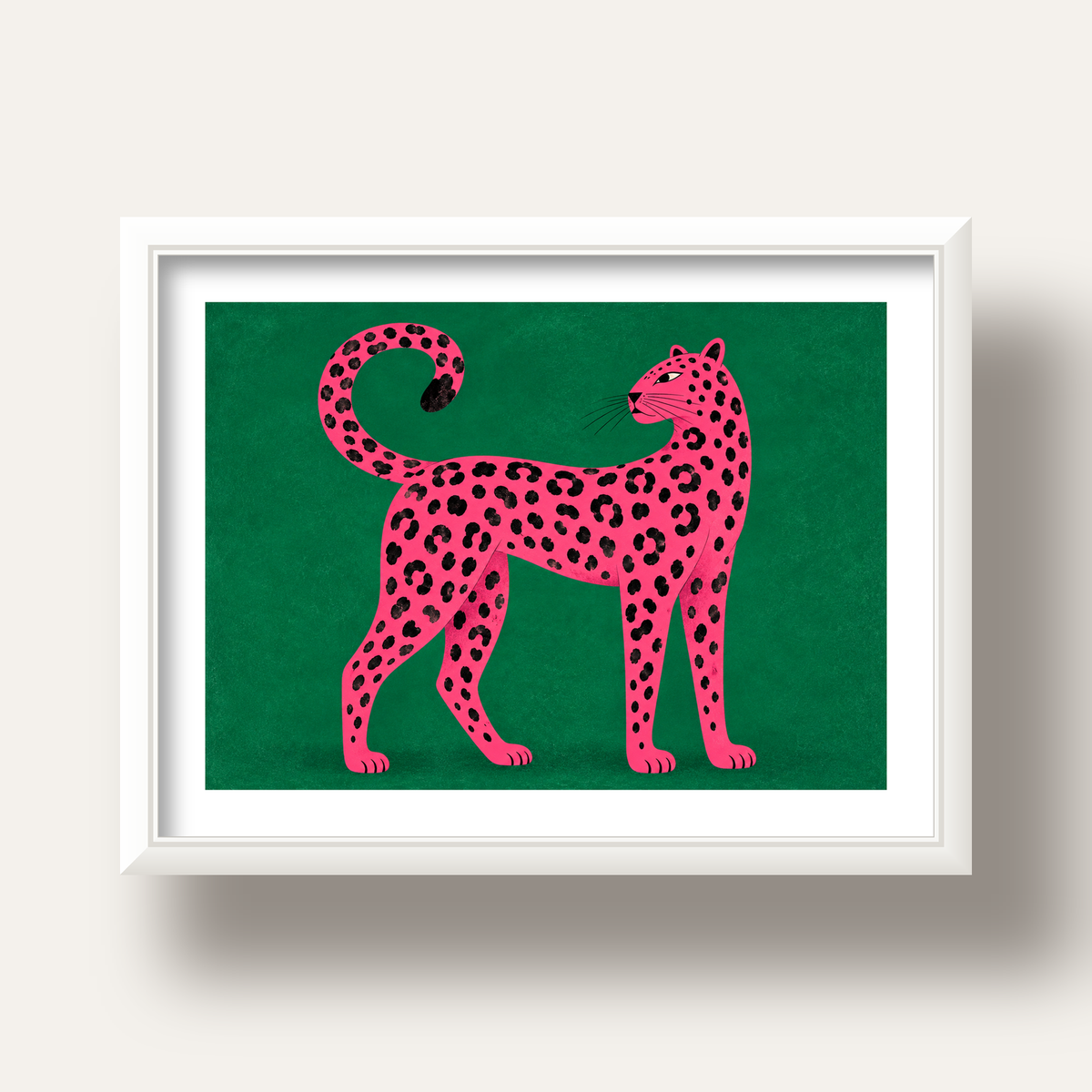Yeşil Fonlu Pembe Leopar Modern Duvar Posteri — beyaz derin çerçeveli paspartulu