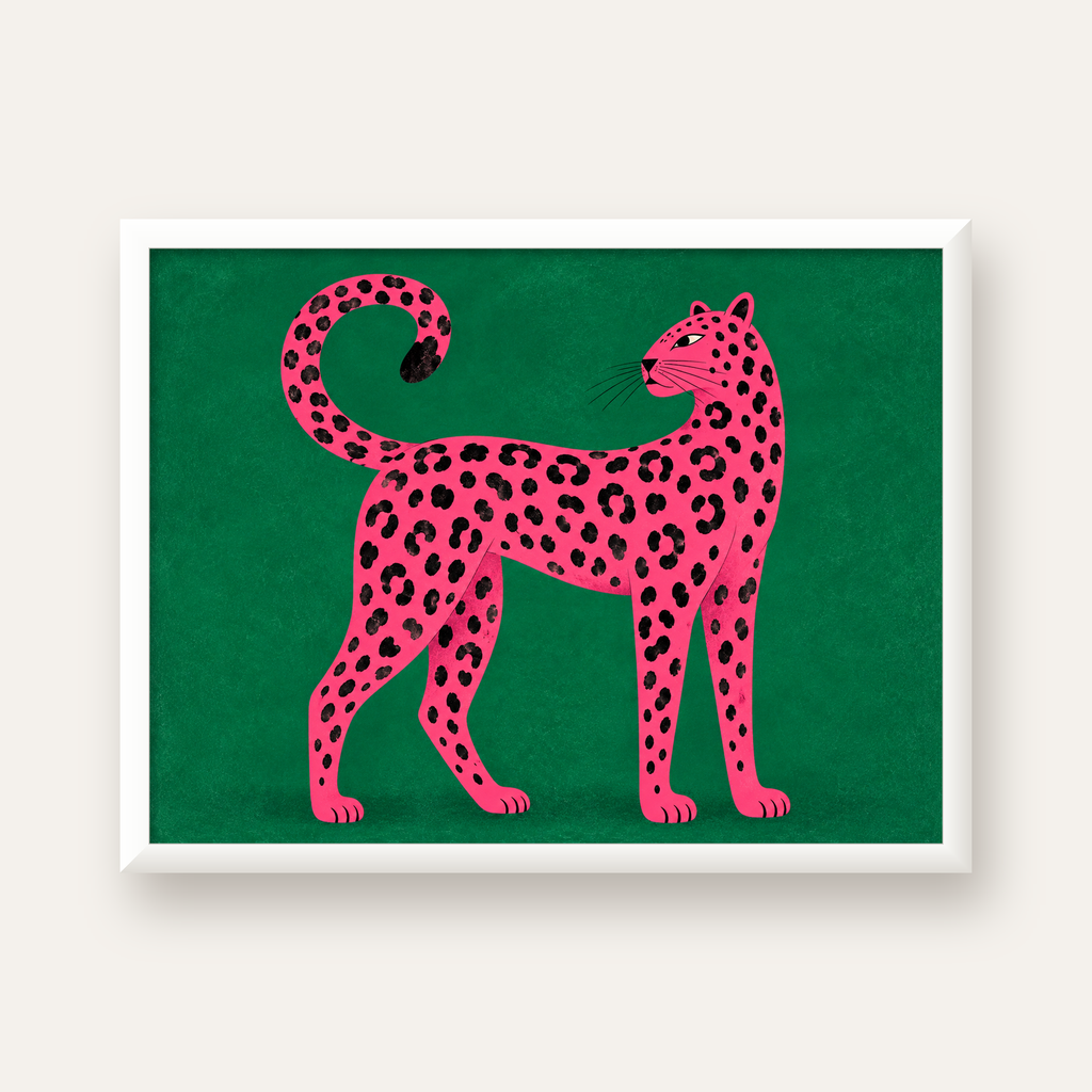 Yeşil Fonlu Pembe Leopar Modern Duvar Posteri — beyaz çerçeveli yatay poster