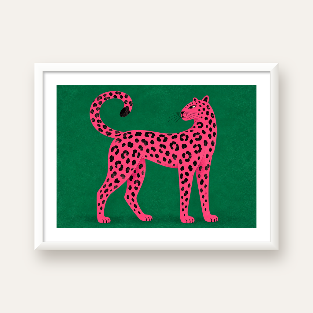 Yeşil Fonlu Pembe Leopar Modern Duvar Posteri — beyaz çerçeveli yatay poster
