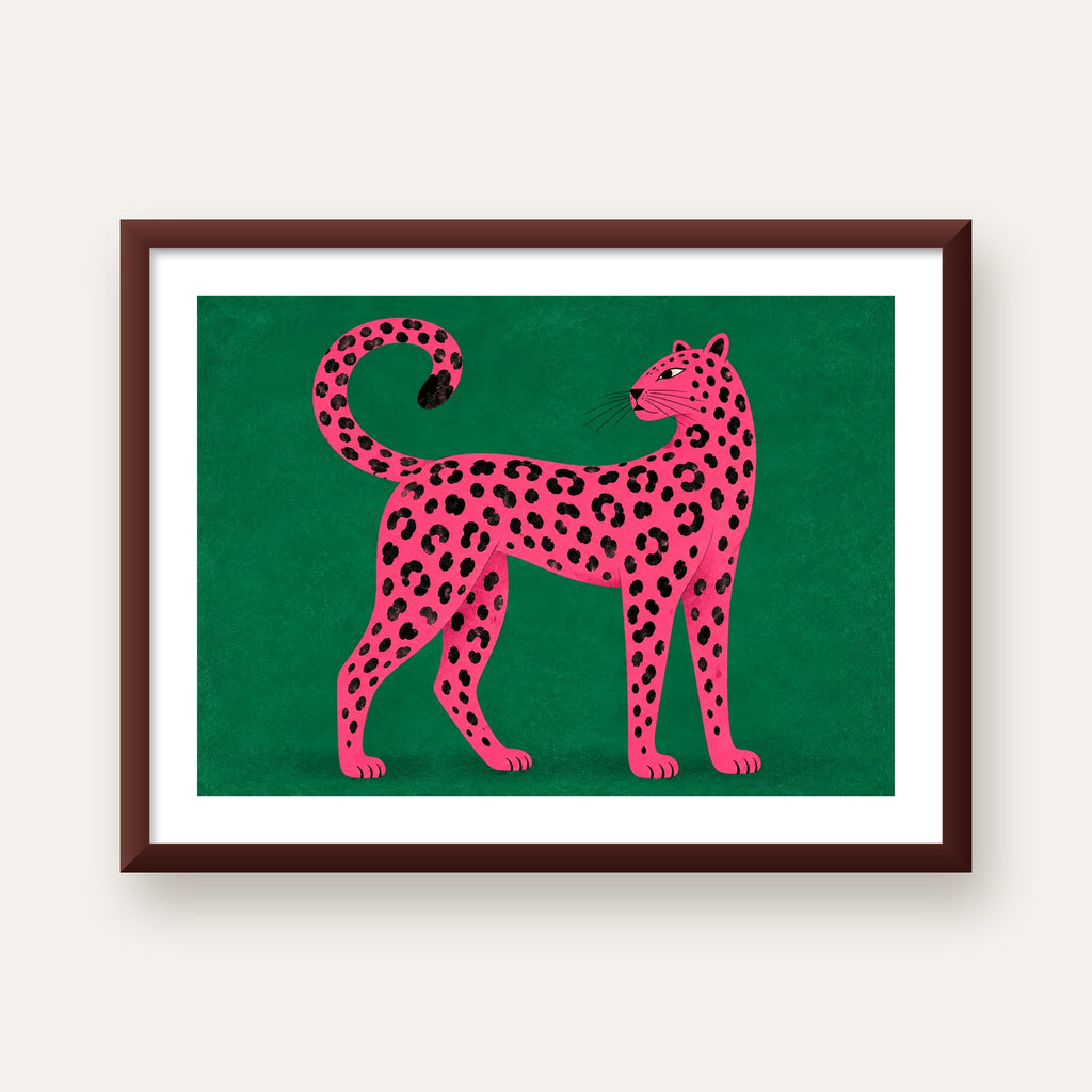 Yeşil Fonlu Pembe Leopar Modern Duvar Posteri — ceviz çerçeveli paspartulu