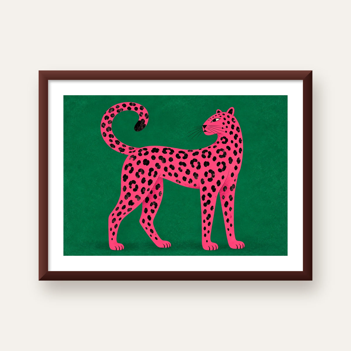 Yeşil Fonlu Pembe Leopar Modern Duvar Posteri — ceviz çerçeveli paspartulu