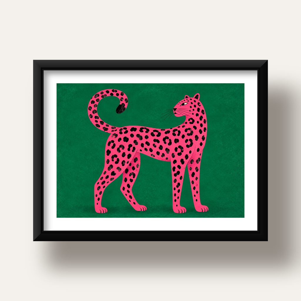 Yeşil Fonlu Pembe Leopar Modern Duvar Posteri — siyah derin çerçeveli paspartulu