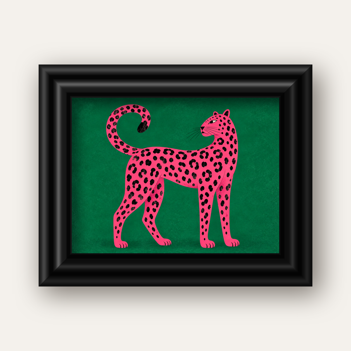 Yeşil Fonlu Pembe Leopar Modern Duvar Posteri — siyah galeri çerçeveli