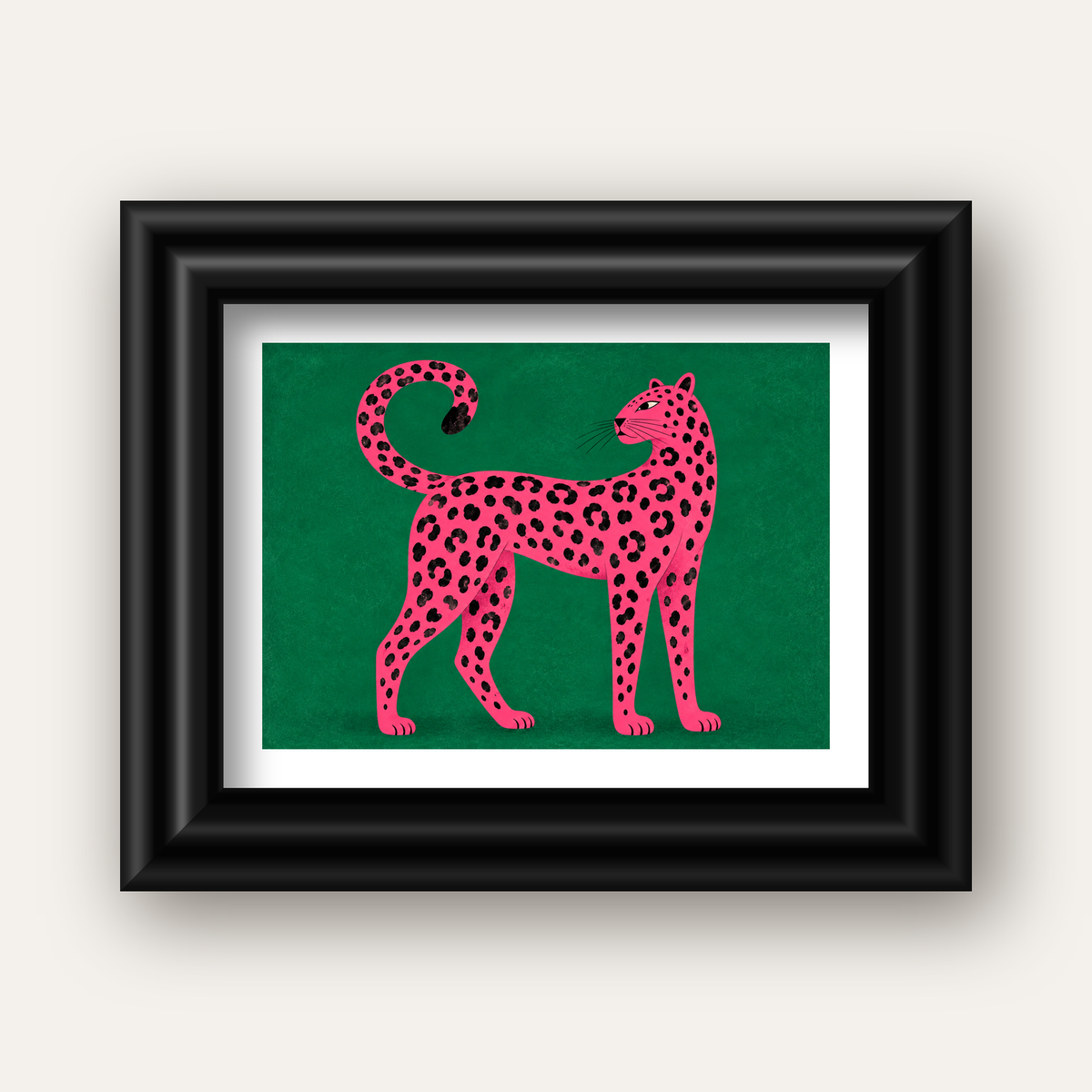 Yeşil Fonlu Pembe Leopar Modern Duvar Posteri — siyah galeri çerçeveli paspartulu