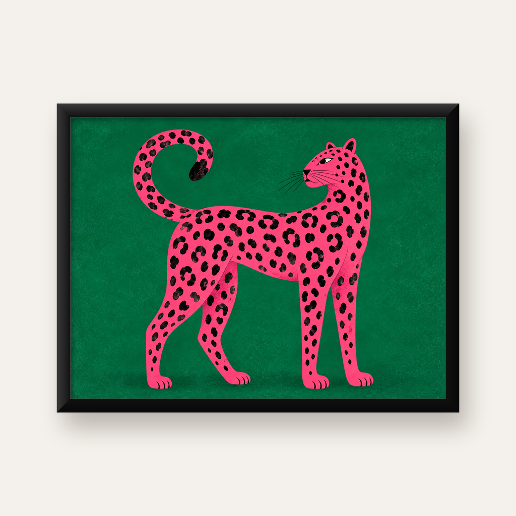 Yeşil Fonlu Pembe Leopar Modern Duvar Posteri — Yatay baskı, düz siyah çerçeveli duvar posteri
