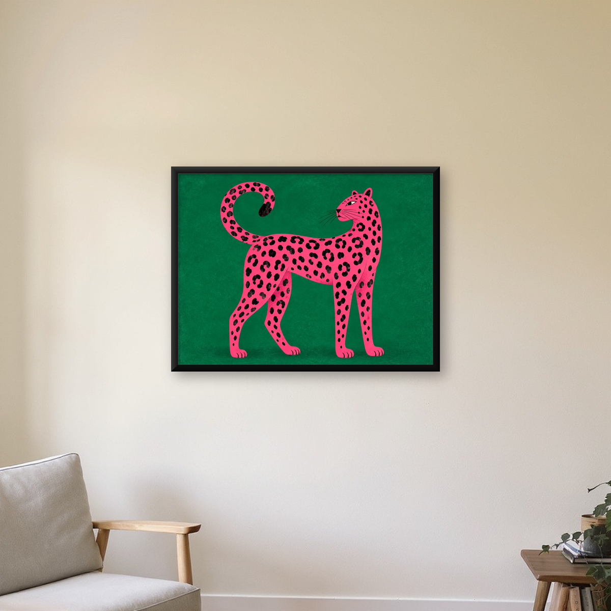 Yeşil Fonlu Pembe Leopar Modern Duvar Posteri — Yatay baskı, çerçeveli hâliyle bir ev duvarında