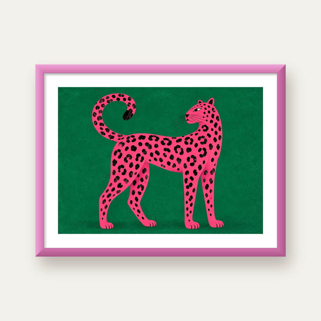 Yeşil Fonlu Pembe Leopar Modern Duvar Posteri — pembe çerçeveli paspartulu