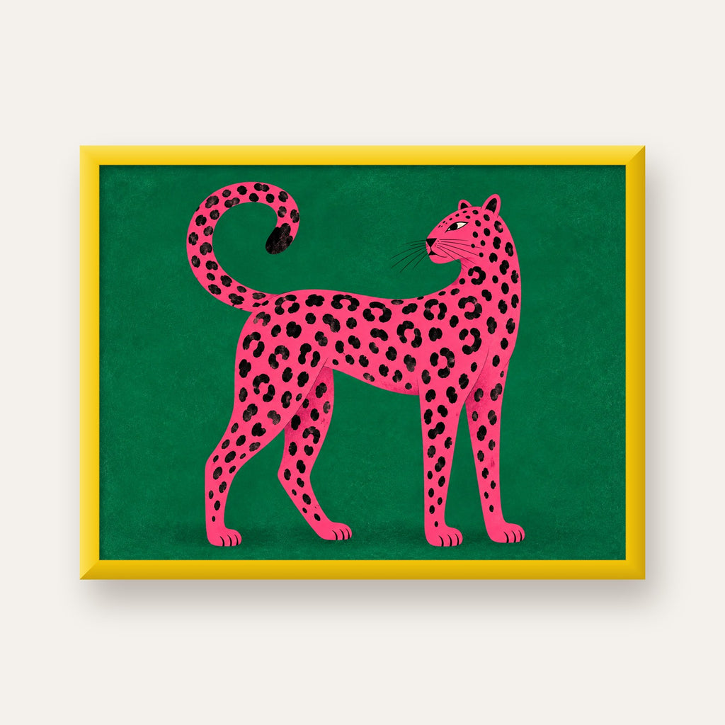 Yeşil Fonlu Pembe Leopar Modern Duvar Posteri — sarı çerçeveli