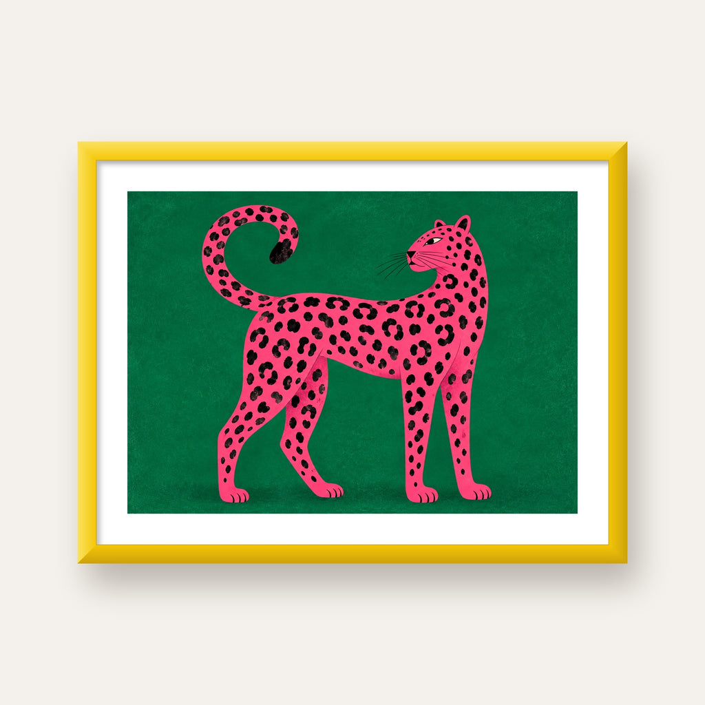 Yeşil Fonlu Pembe Leopar Modern Duvar Posteri — sarı çerçeveli paspartulu