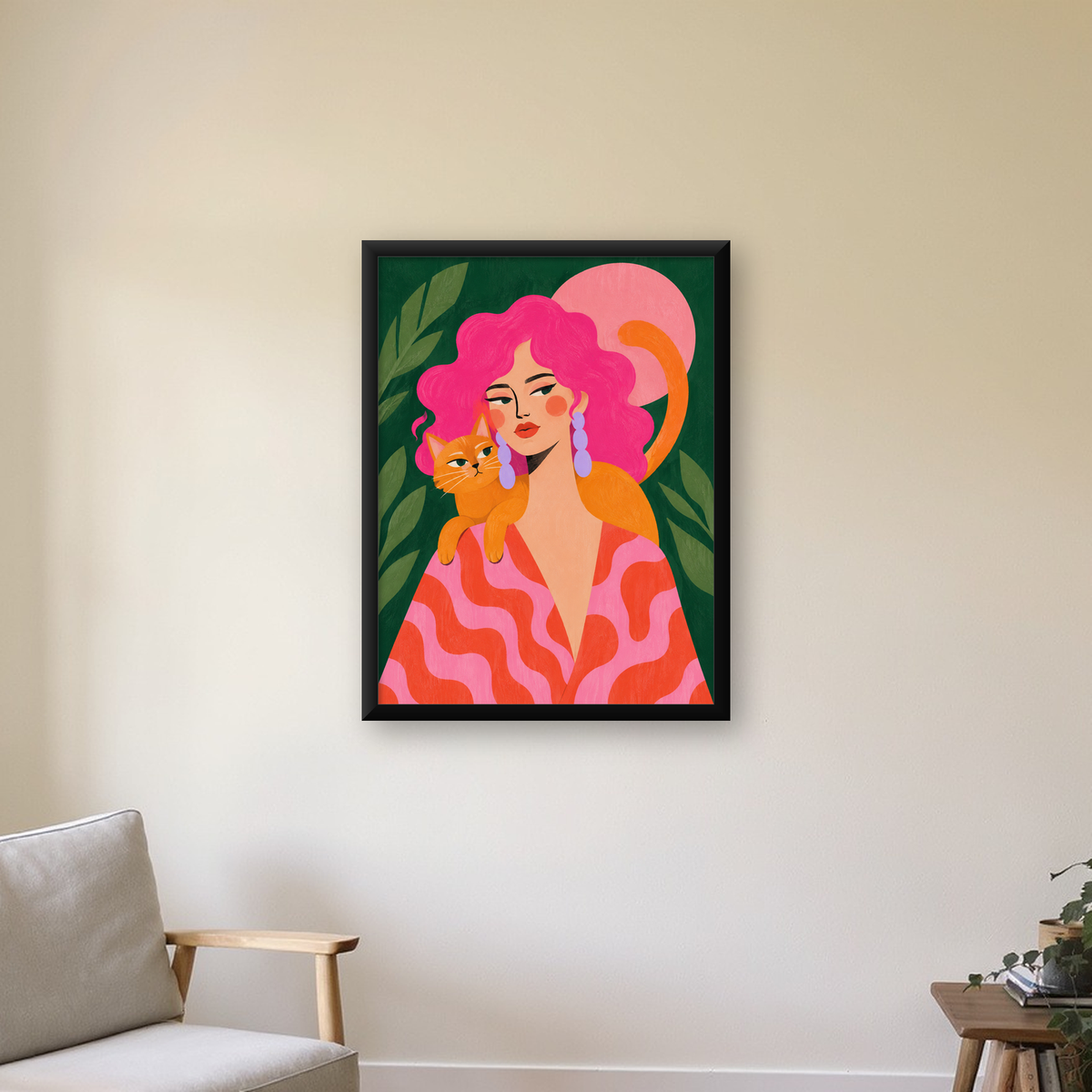 Pembe Saçlı Kadın ve Turuncu Kedi İllüstrasyon Poster — Dikey baskı, çerçeveli hâliyle bir ev duvarında