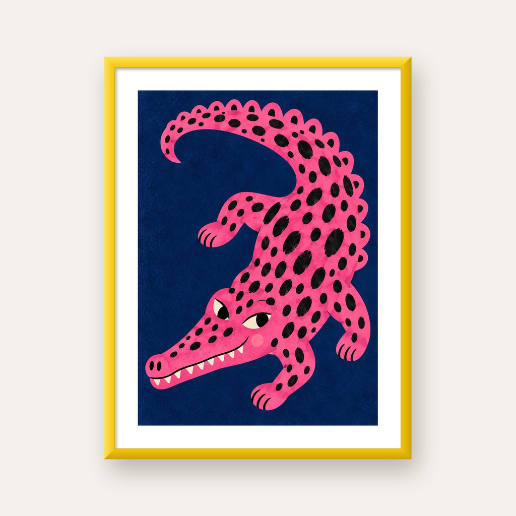 Sevimli Pembe Timsah Dijital İllüstrasyon Poster — sarı çerçeveli paspartulu