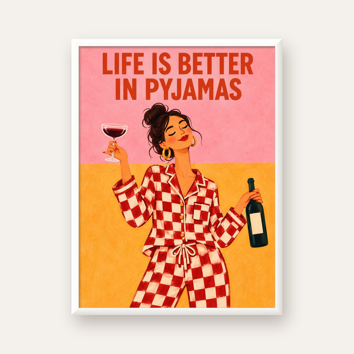 Kareli Pijama ve Şaraplı Renkli Poster – Life is Better in Pyjamas — beyaz çerçeveli dikey poster
