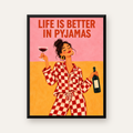 Kareli Pijama ve Şaraplı Renkli Poster – Life is Better in Pyjamas — Dikey baskı, düz siyah çerçeveli duvar posteri